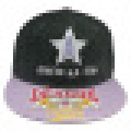 Capuchon Snapback avec badge en métal 1608